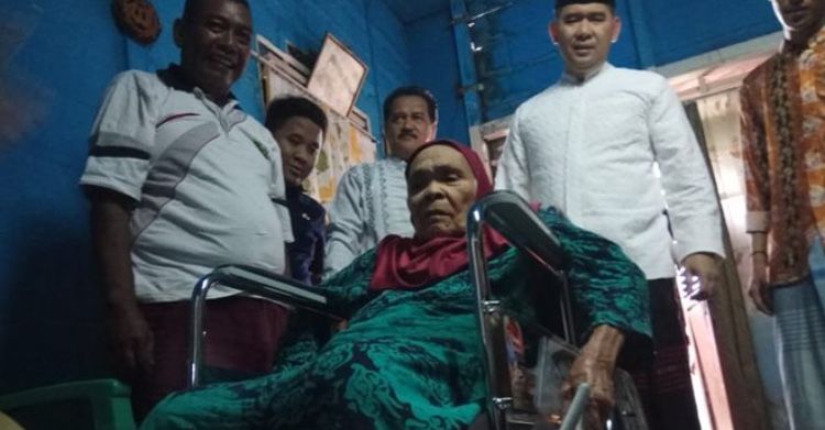 Dapat Bantuan Kursi Roda dari Fasha, Warga Bungo Terharu