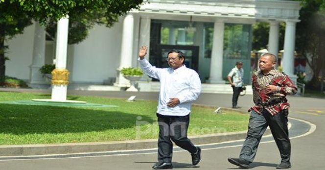 Mahfud MD Tiba di Istana Memakai Kemeja Putih, Tergesa-gesa, Tak Tahu Kenapa