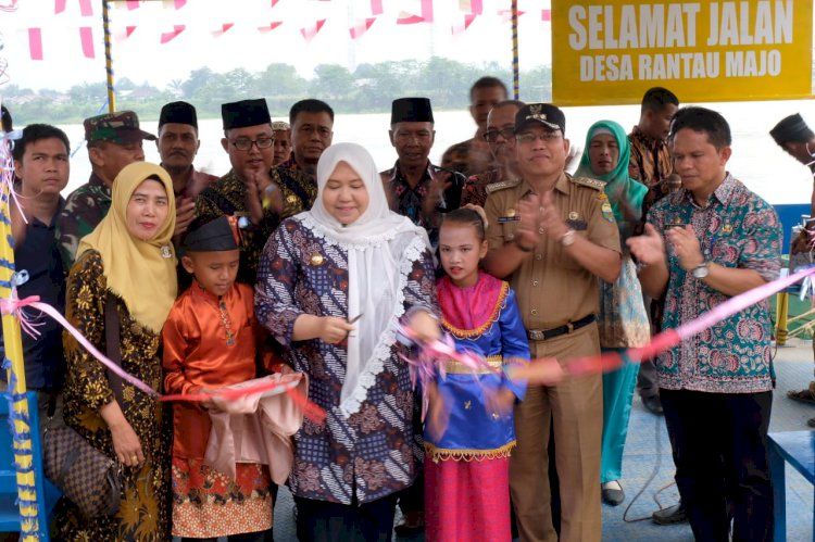 Bupati Masnah Resmikan Dermaga Penyeberangan Desa Rantaumajo