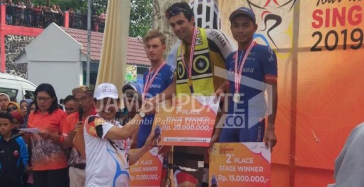 Selesaikan 82,9 Km Dalam 1 Jam 50 Menit, Mhd Ganjkhanlou Juara Etape VII Kerinci