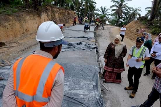 Bupati Masnah Tinjau Pembangunan Jalan Bahar Selatan, Warga Ucapkan Rasa Syukur