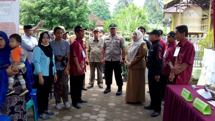 Bupati Masnah Monitoring Pilkades Serentak di Kecamatan Kumpeh Ulu