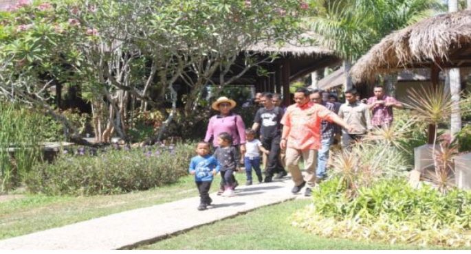 Bu Susi Pudjiastuti Sangat Menikmati Liburan di Pantai Tanjung Lesung