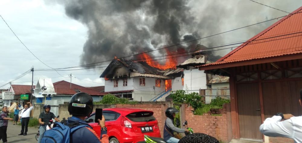 Kebakaran di Thehok Merembet ke Bangunan Lainnya