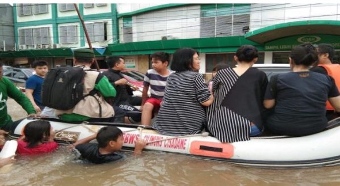 FPI Evakuasi Warga Tionghoa dari Banjir di Bekasi, Nih Fotonya