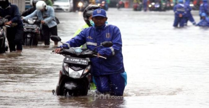 Motor Mogok Saat Terabas Banjir? Jangan Panik, Ikuti Langkah Ini