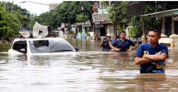 Pak SBY Terjang Air untuk Tinjau Korban Banjir di Ciangsana Bogor