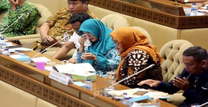 Suarakan Nasib Honorer K2, Titi Purwaningsih Menangis di Depan Komisi II