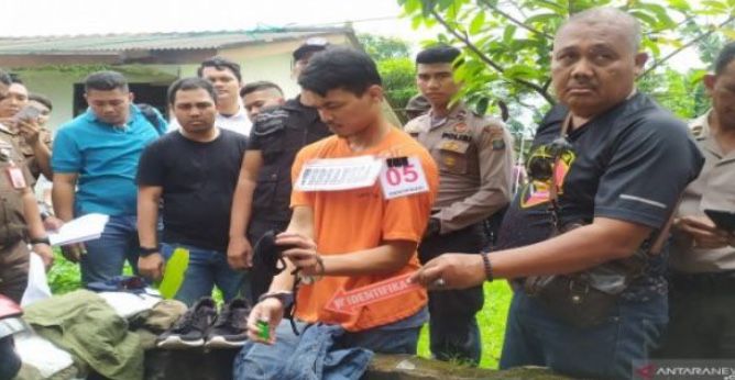 Rini Menangis Sambil Memeluk Eksekutor Hakim Jamaluddin di Lokasi Rekonstruksi