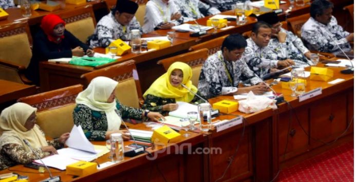 PDIP Usulkan Pembentukan Pansus Honorer