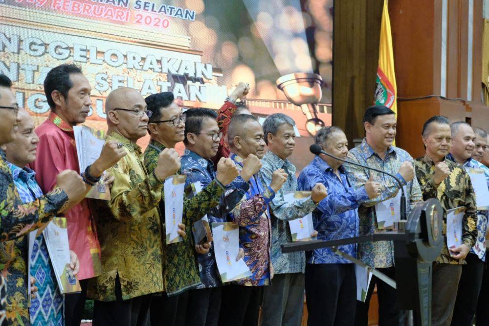 17 Wartawan Senior Terima Press Card Number One di Acara HPN Kalsel