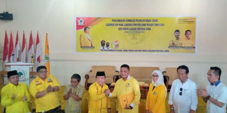 Didampingi Puluhan Tim Pemenangan, Al Haris Serahkan Formulir Penjaringan Golkar