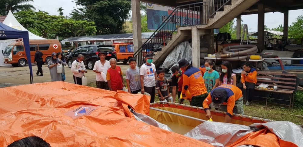 Bagikan Disinfektan Gratis, 1 Keluarga Dijatah 2 Liter