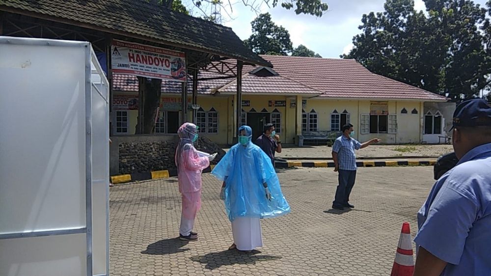 3 TKI Pulang Dari Malaysia Dicek Kesehatan di Terminal Alam Barajo