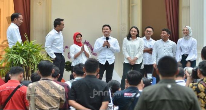 Kok Urusan Bisnis Stafsus Presiden Muncul Bersamaan dengan Proyek Pemerintah?