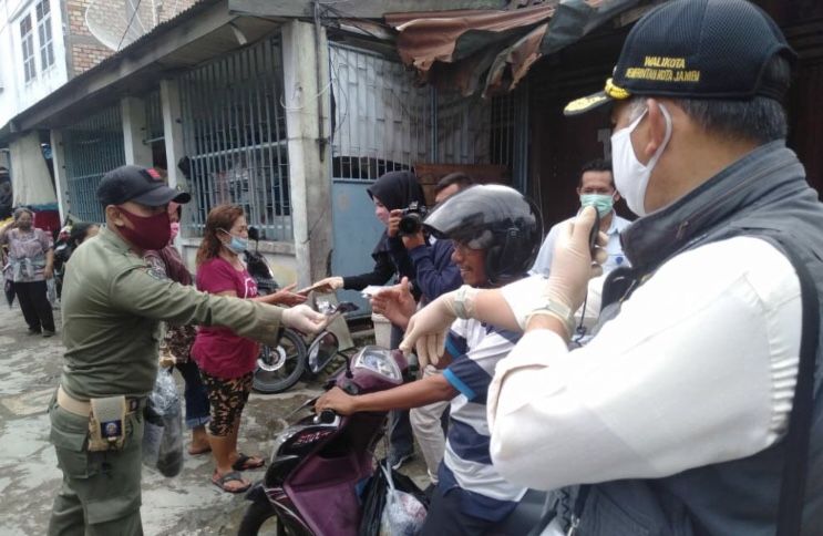 Keluarkan Intruksi Keluar Rumah Wajib Pakai Masker, Wako Fasha Bagikan Masker Gratis