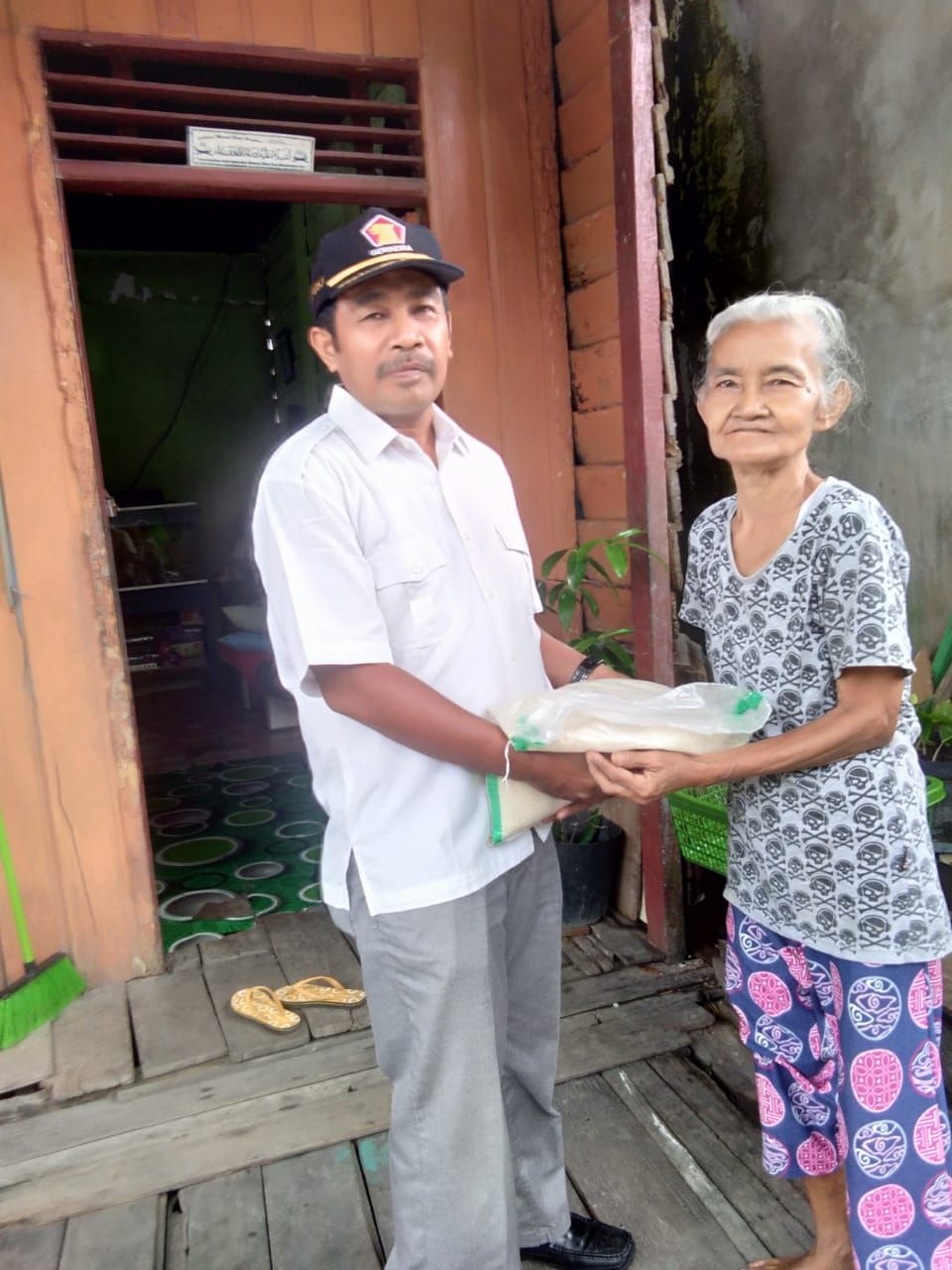 Door to Door Partai Gerindra Serahkan 600 Paket Beras ke Warga Tanjabbar