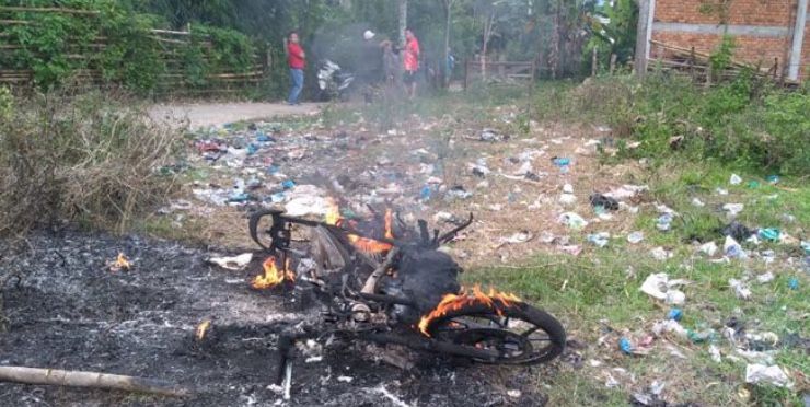 Tinggal Saat Melarikan Diri, Motor Penjambret di Kerinci Dibakar Massa