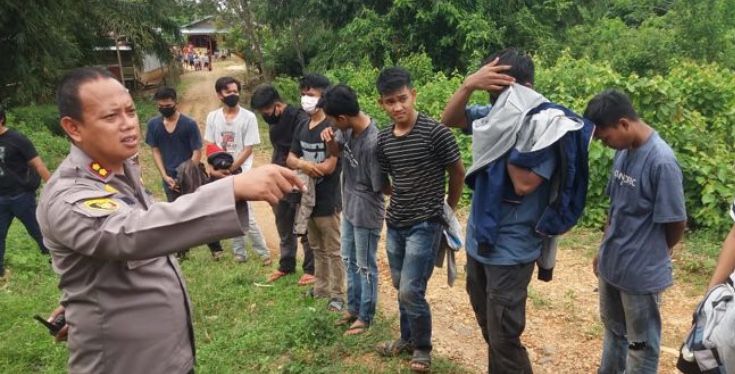 Datangi Balai Adat Bungo, Ratusan Masa Warga Lubuk Landai Berhasil Dihadang Polisi