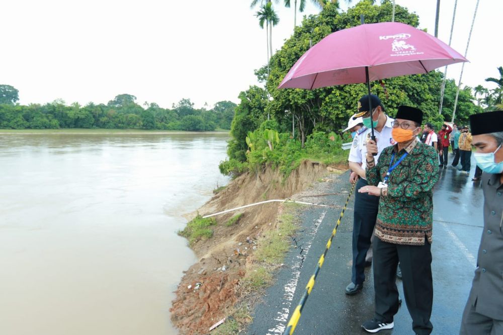 FACHRORI SEGERA PERBAIKI JALAN LONGSOR DI PUNTI KALO TEBO