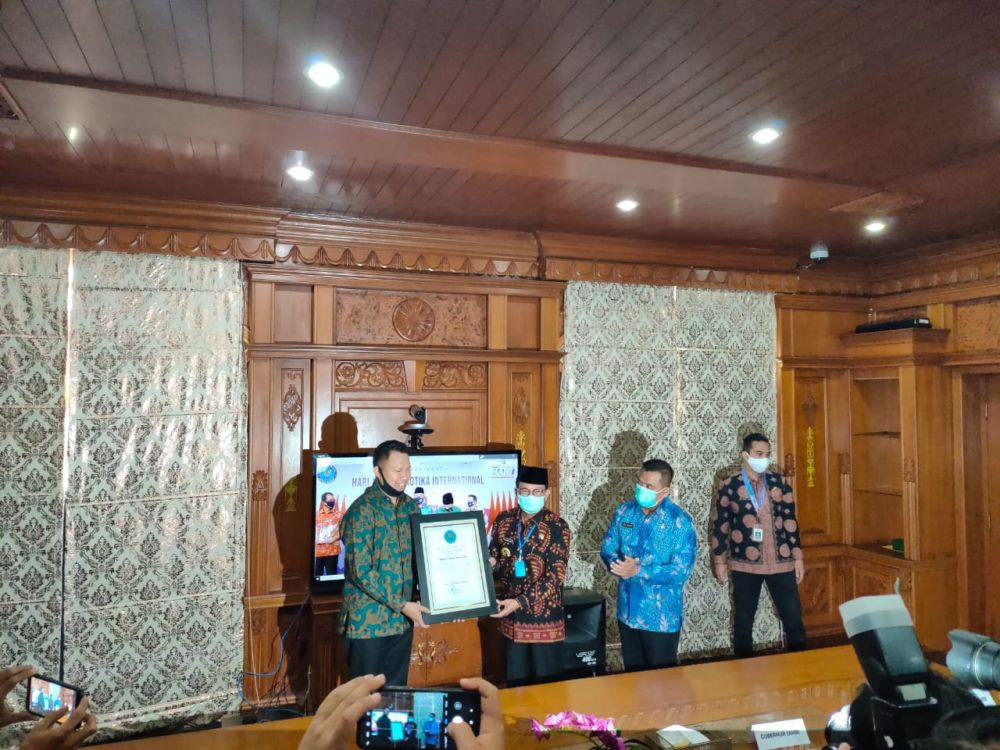 Pria Asal Jambi Ini Dapat Penghargaan Pada Hari Anti Narkotika Internasional 2020, Gubernur Fachrori Ucapkan S