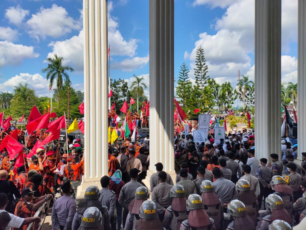 Ratusan Massa Sesaki DPRD Provinsi Jambi Tolak RUU Haluan Ideologi Pancasila, Ini Tuntutan Lengkapnya