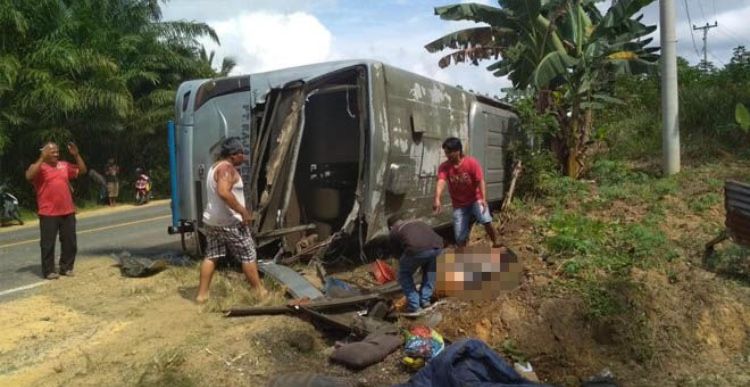 Bus Rapi Terguling di Jalintim, Belasan Penumpang Terluka