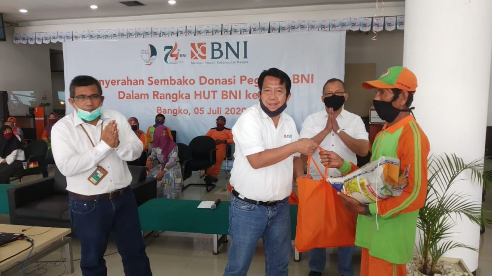 HUT ke 74, Pegawai BNI Cabang Bangko Berbagi Sembako