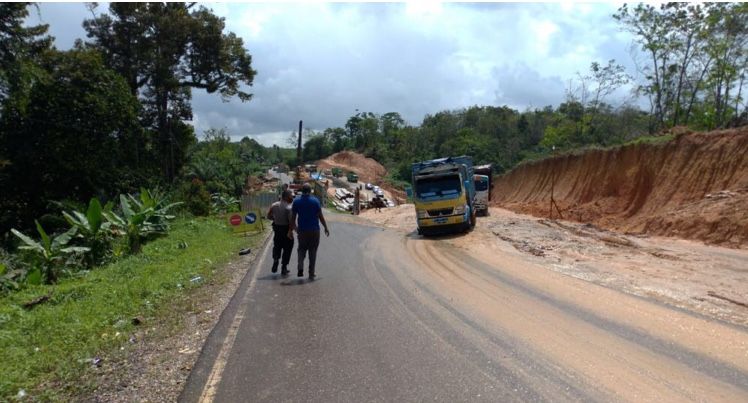 Jembatan Jalan Lintas Tembesi - Sarolangun Retak, Pengendara Lewat Jembatan Darurat