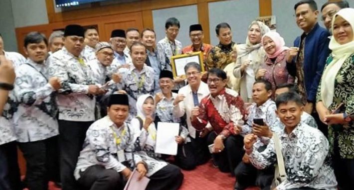 Kemendikbud Rekrut Guru PPPK, Guru Honorer Langsung Sujud Syukur