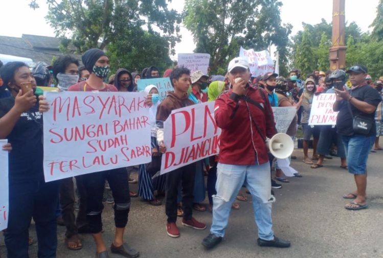 Ratusan Masyarakat Sungai Bahar Geruduk Kantor PLN Muarabulian