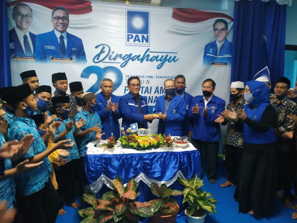 Peringati Milad Ke 22, PAN Jambi Potong Tumpeng Santuni Anak Yatim