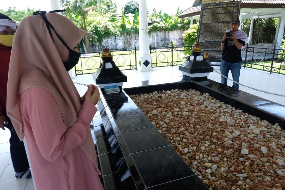 Ratu Munawaroh Ziarah ke Makam Sultan Thaha