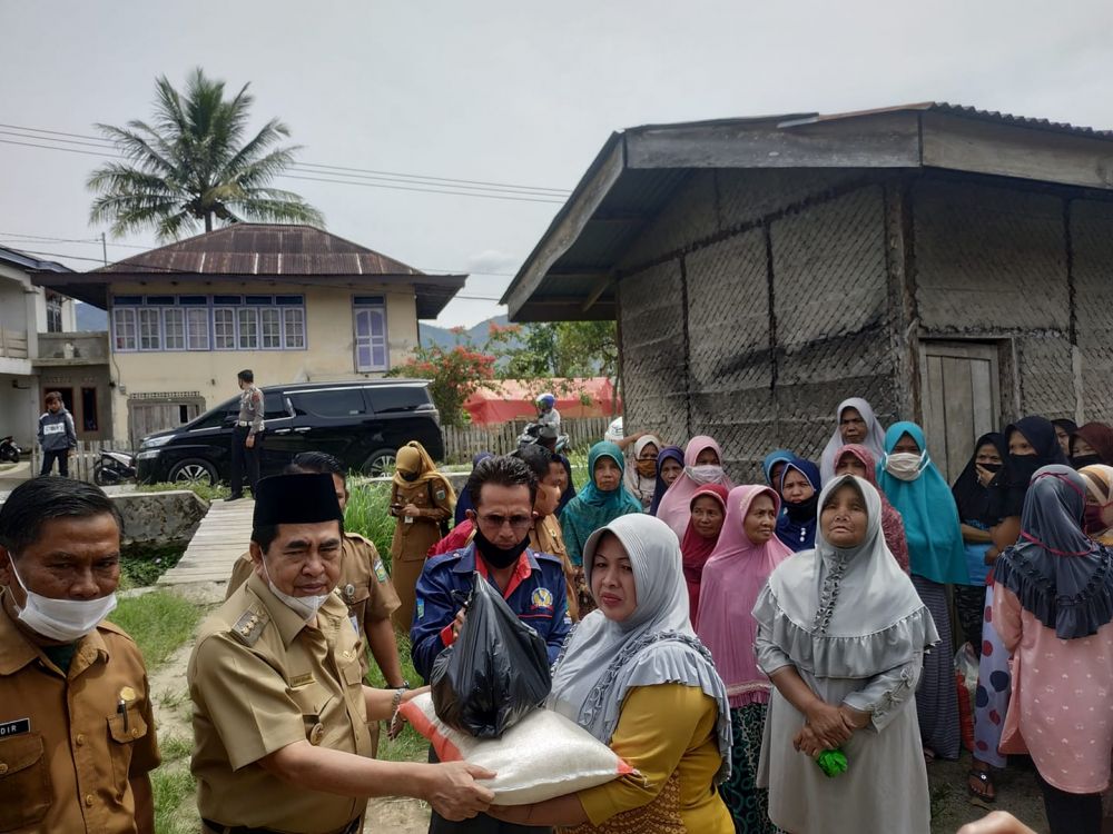 Serahkan Bantuan Pangan, Wako AJB Tegaskan Kembali Penerapan Protokol Kesehatan