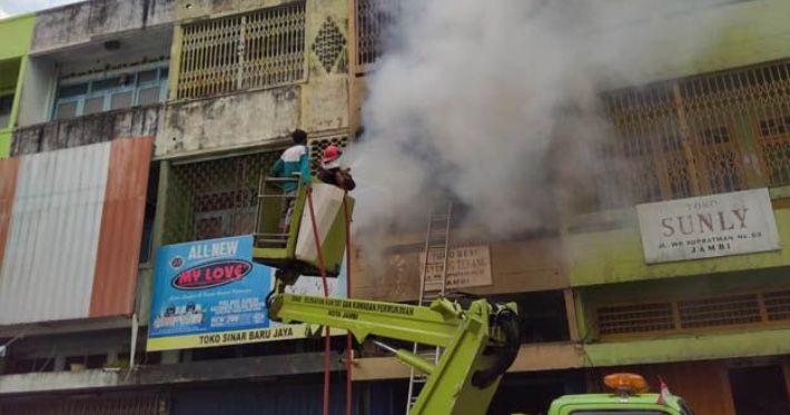 Ada Pria Terpanggang Dalam Gulungan Tikar Pasca Kebakaran di Ruko Gang Siku