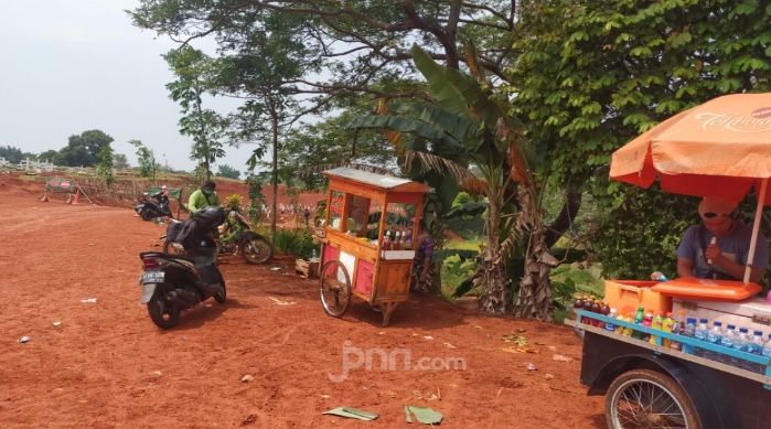 Mungkin Cuma Pria Ini yang Berani Begitu di TPU Pondok Ranggon