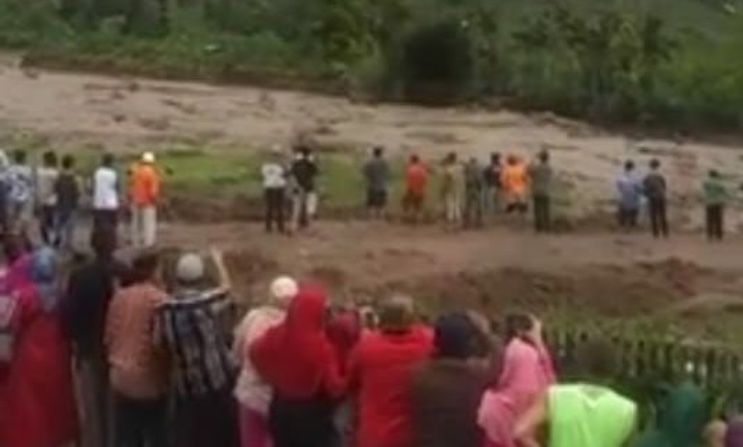 Banjir Bandang Kayu Bercampur Lumpur Terjang Kabupaten Kerinci