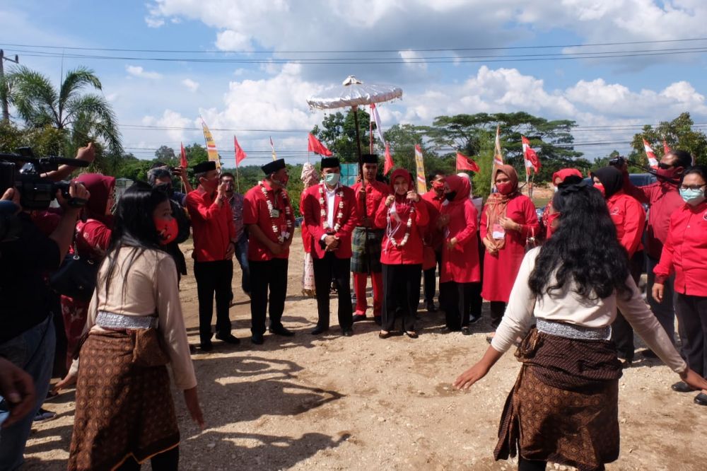 Di Sarolangun, Ratu Munawaroh Disambut Tarian Elang Suku Anak Dalam