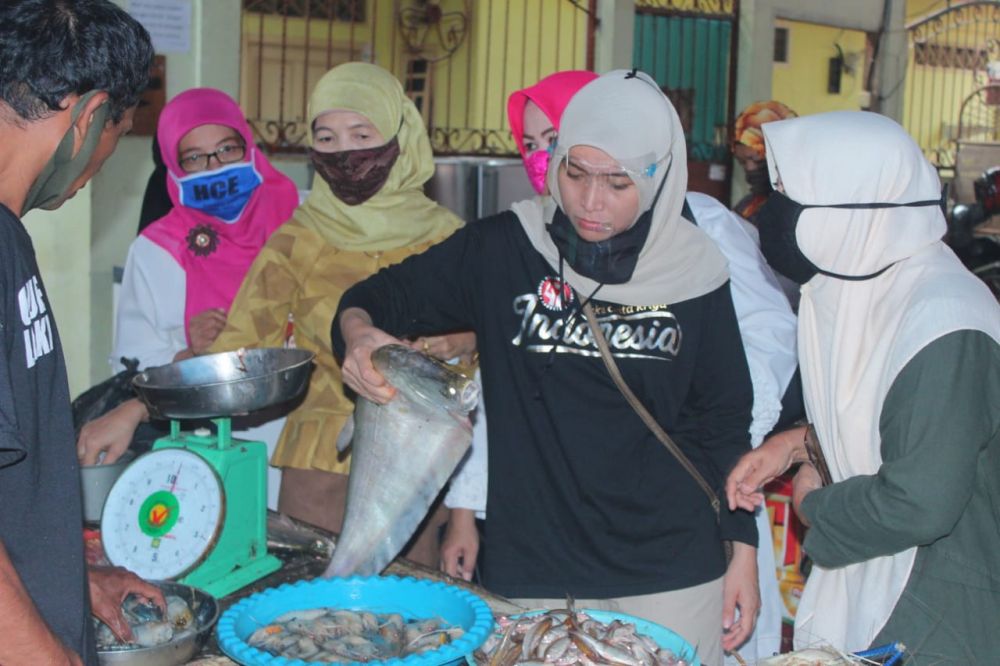 Ratu Blusukan ke Pasar Keluarga, Belanja Udang, Baung Laut, Hingga Ikan Belida