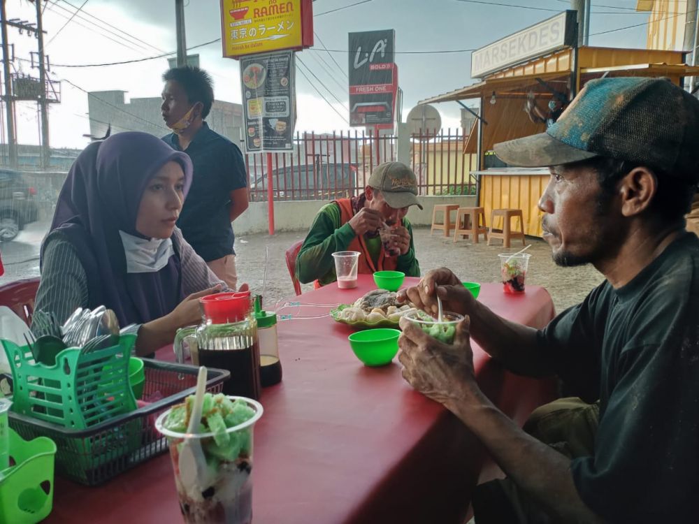 Sambil Makan Empek-empek, Ratu Dengarkan Aspirasi Pekerja Bangunan