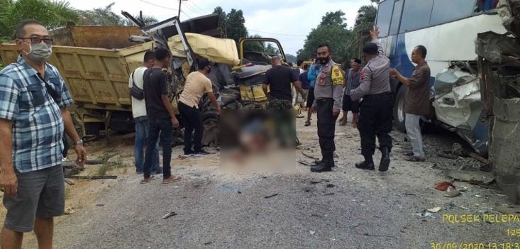 Bus dan Truk Adu Kambing di Bungo, Dua Pengemudi Meninggal Ditempat