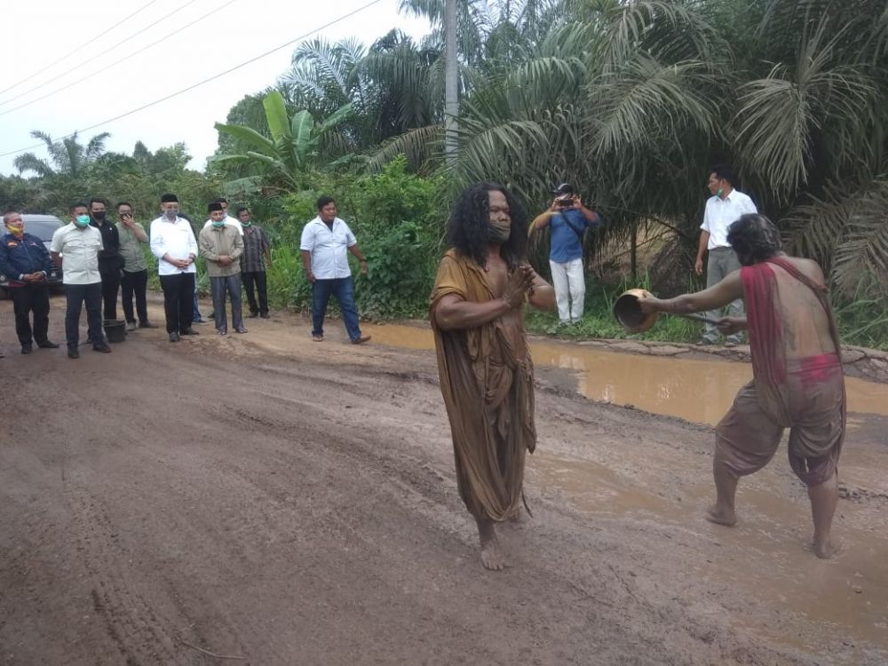 Di Tanjabtim, Iring-iringan CE Dihentikan Dua Pria Berlumpur