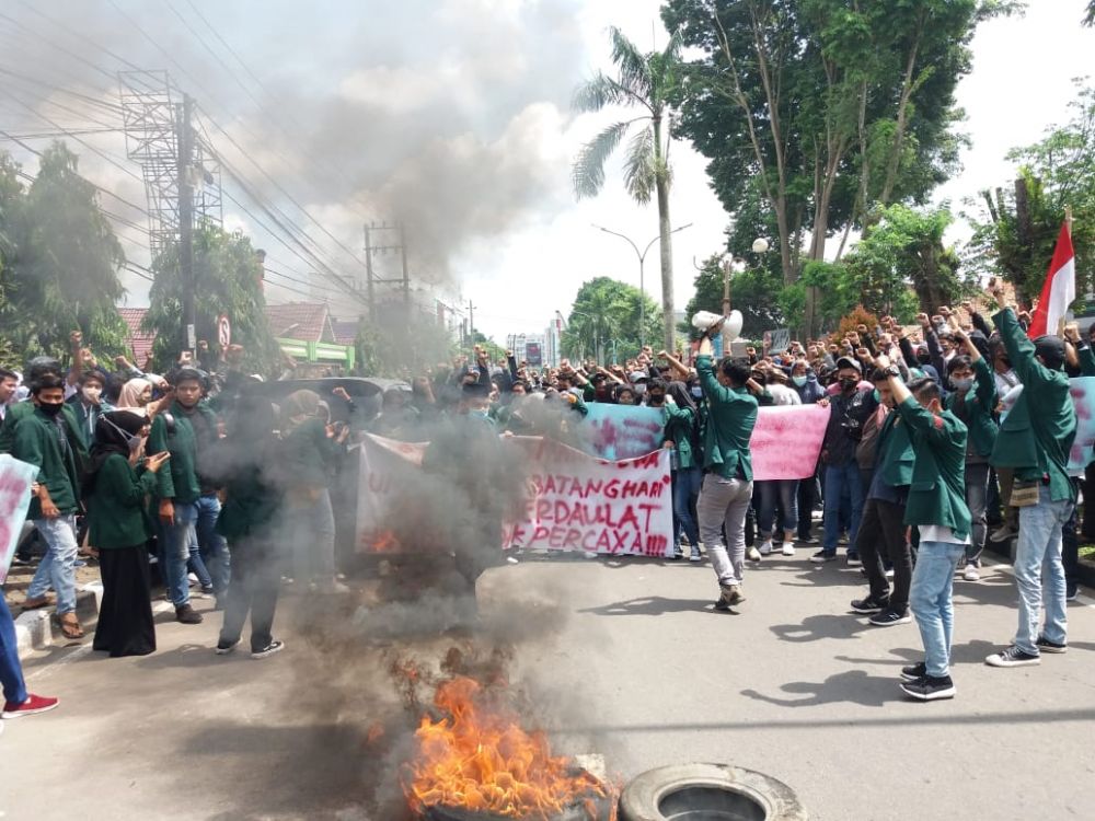 Bakar Ban, Aliansi Mahasiswa Unbari Tolak Pengesahan UU Ciptaker