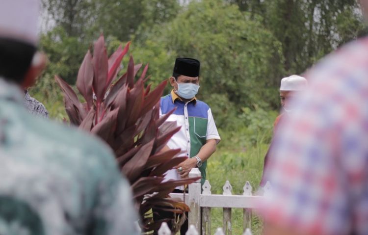 Cinta Terhadap Ulama, Syafril Nursal Ziarah Ke Makam Syekh Muhammad Arifin Tanjabtim