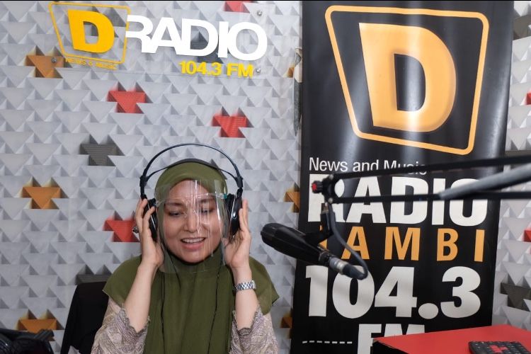 Jadi Penyiar Dadakan, Ratu Munawaroh Sapa Pendengar Setia D Radio Jambi