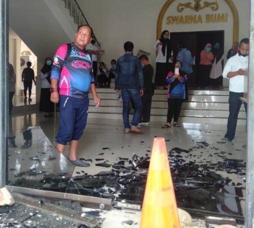 BREAKING NEWS: Ratusan Massa Berseragam SMA Serang Gedung DPRD Kota Jambi