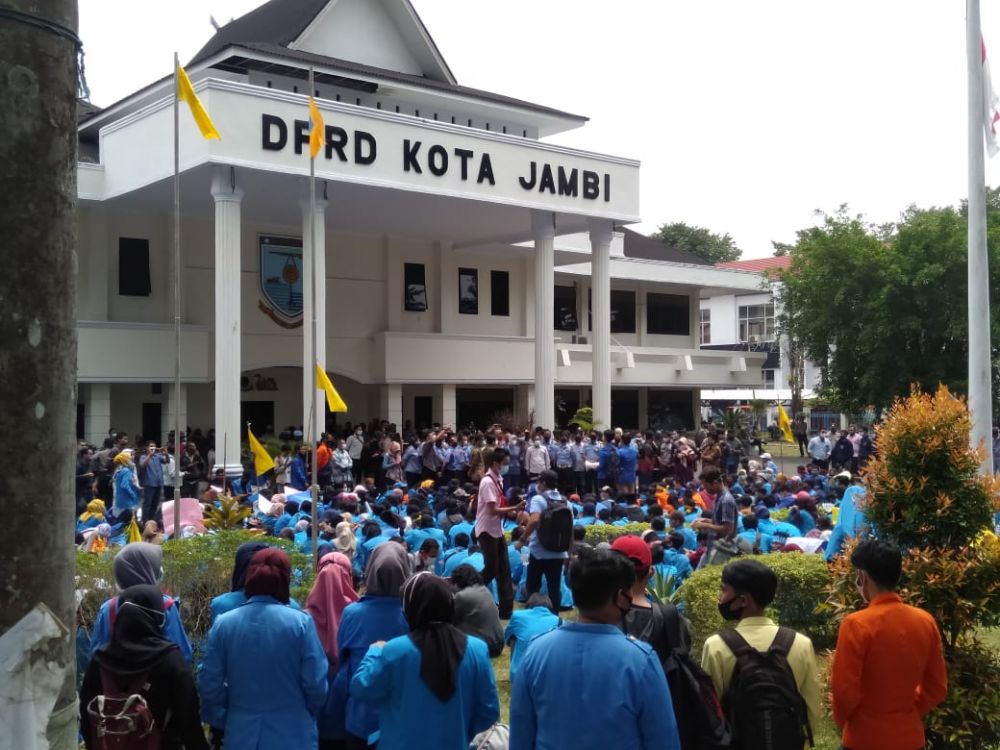 Ratusan Mahasiswa Gelar Aksi di Gedung DPRD Kota Jambi, Desak DPRD Buat Pernyataan Penolakan Omnibus Law