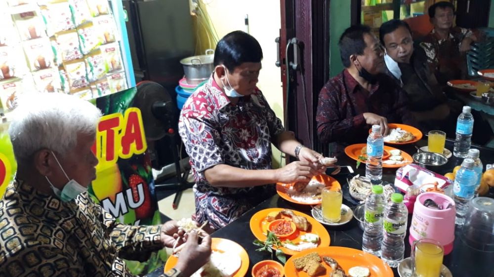 Tetap Tampil Sederhana, Syafril Nursal Pilih Makan Malam di Depan Warkop