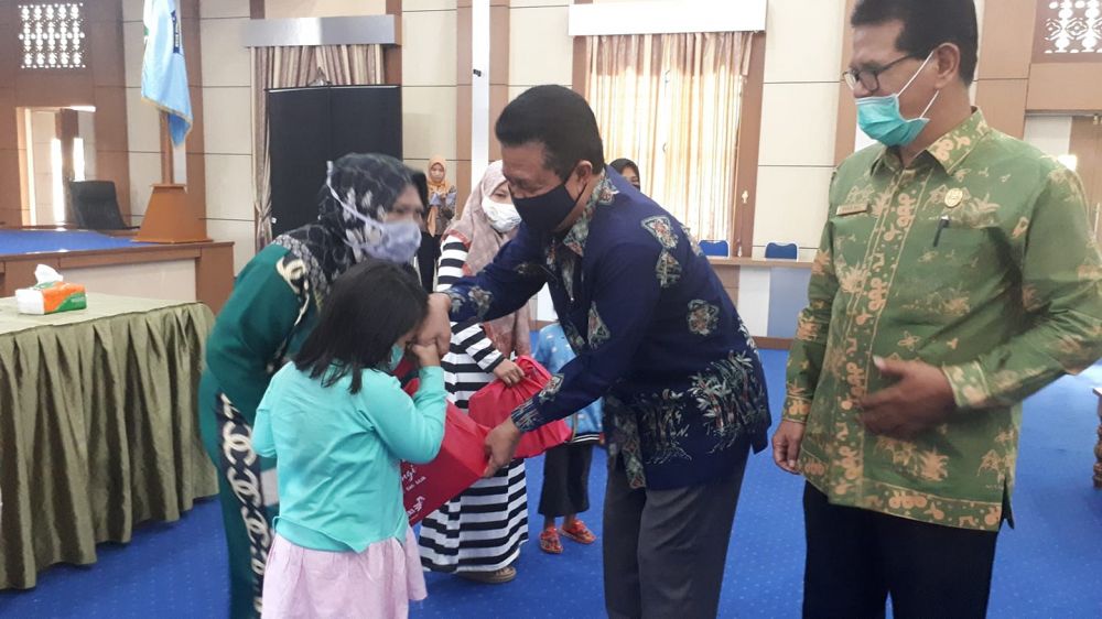 Pemkot Sungaipenuh Serahkan Bantuan Untuk Perempuan dan Anak