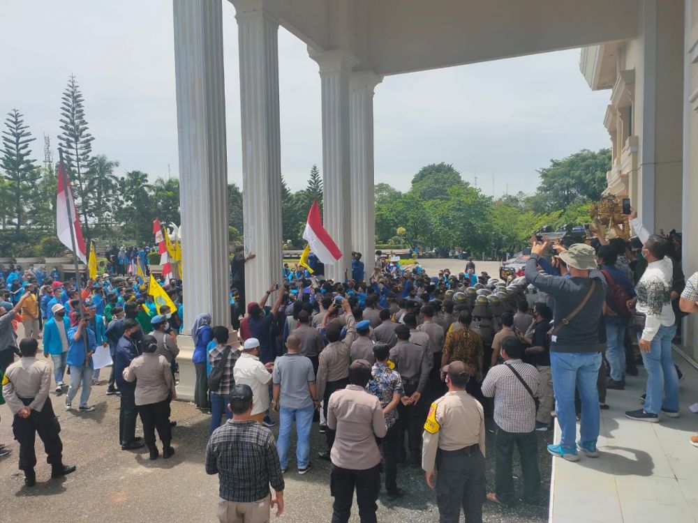 PMII Jambi Geruduk DPRD Provinsi Jambi Tuntut Gubernur dan DPRD Tolak Pengesahan UU Ciptaker